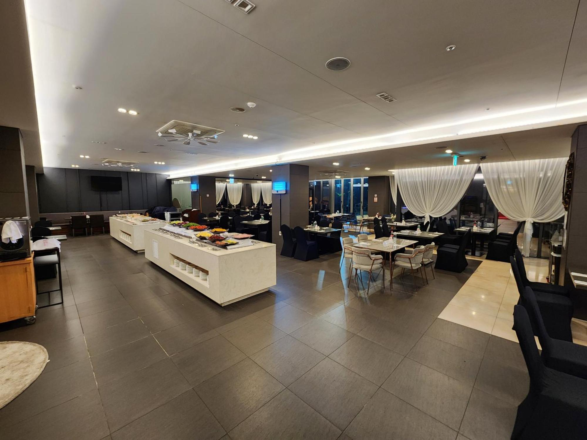 Ramada By Wyndham Jeju Hamdeok Hotel Buitenkant foto