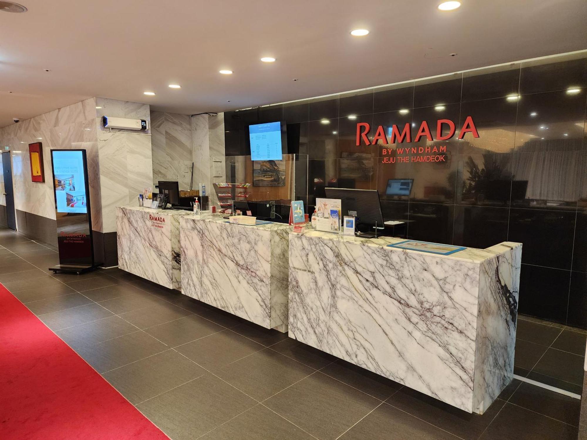 Ramada By Wyndham Jeju Hamdeok Hotel Buitenkant foto