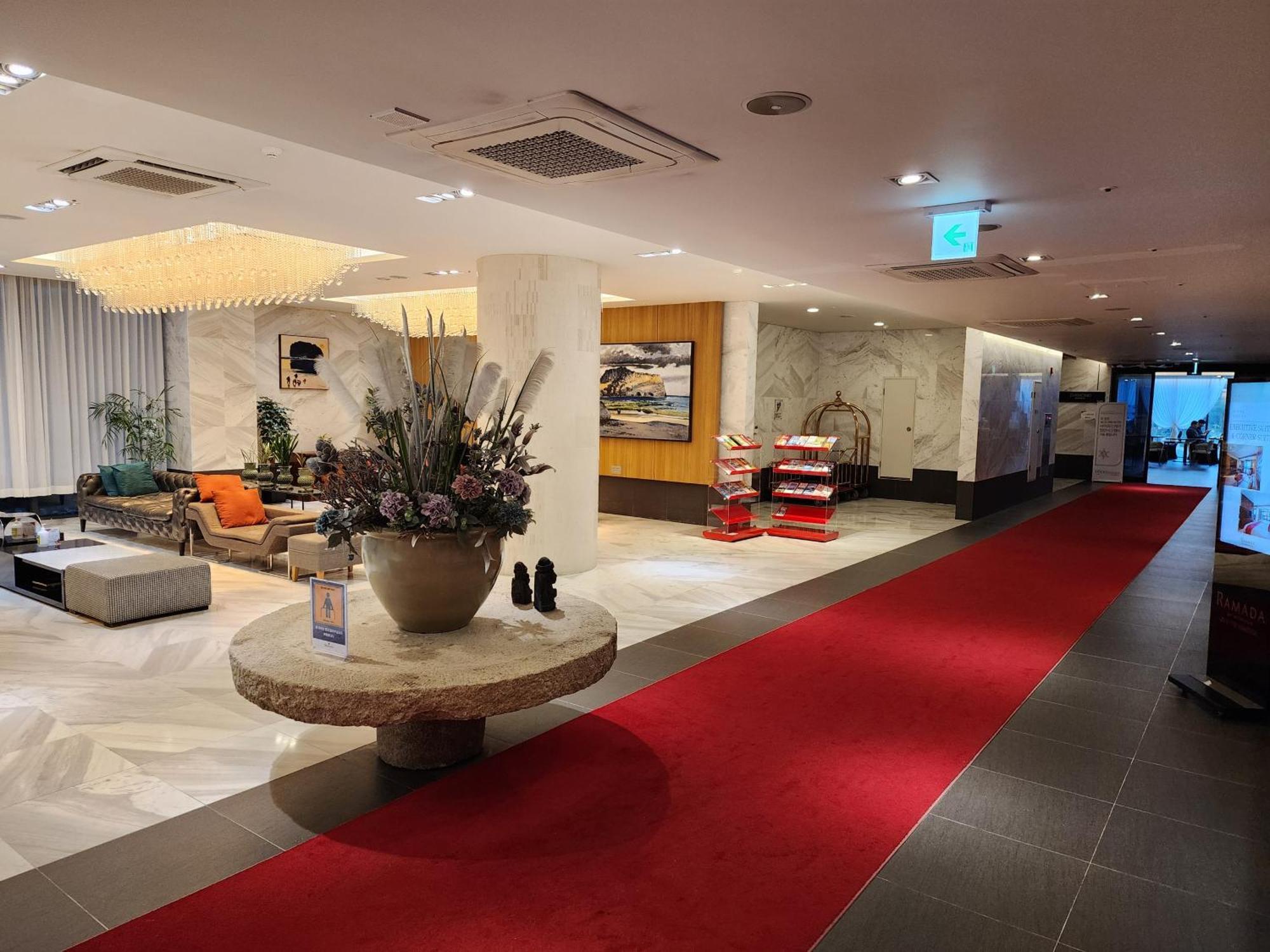 Ramada By Wyndham Jeju Hamdeok Hotel Buitenkant foto