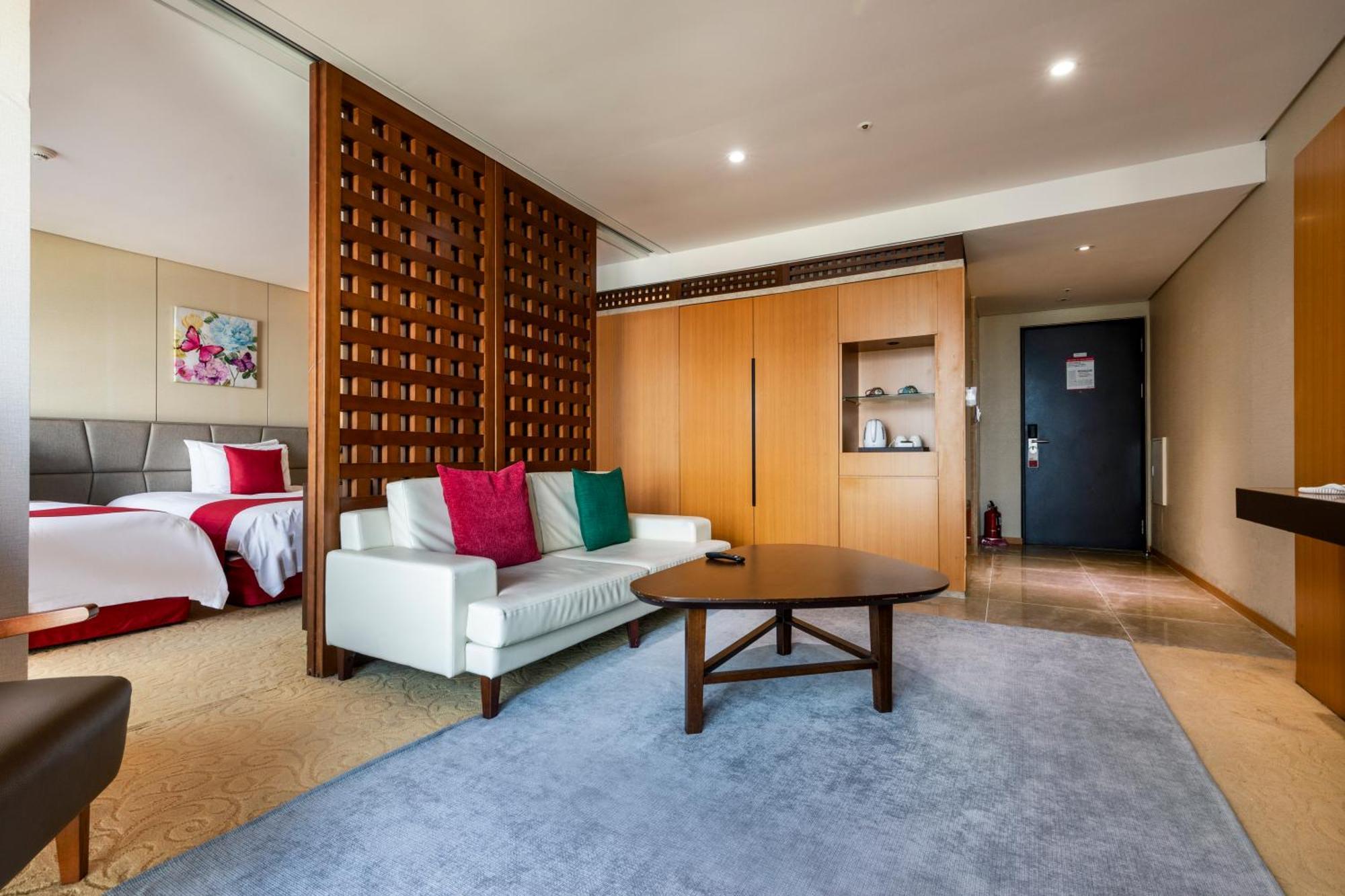 Ramada By Wyndham Jeju Hamdeok Hotel Buitenkant foto