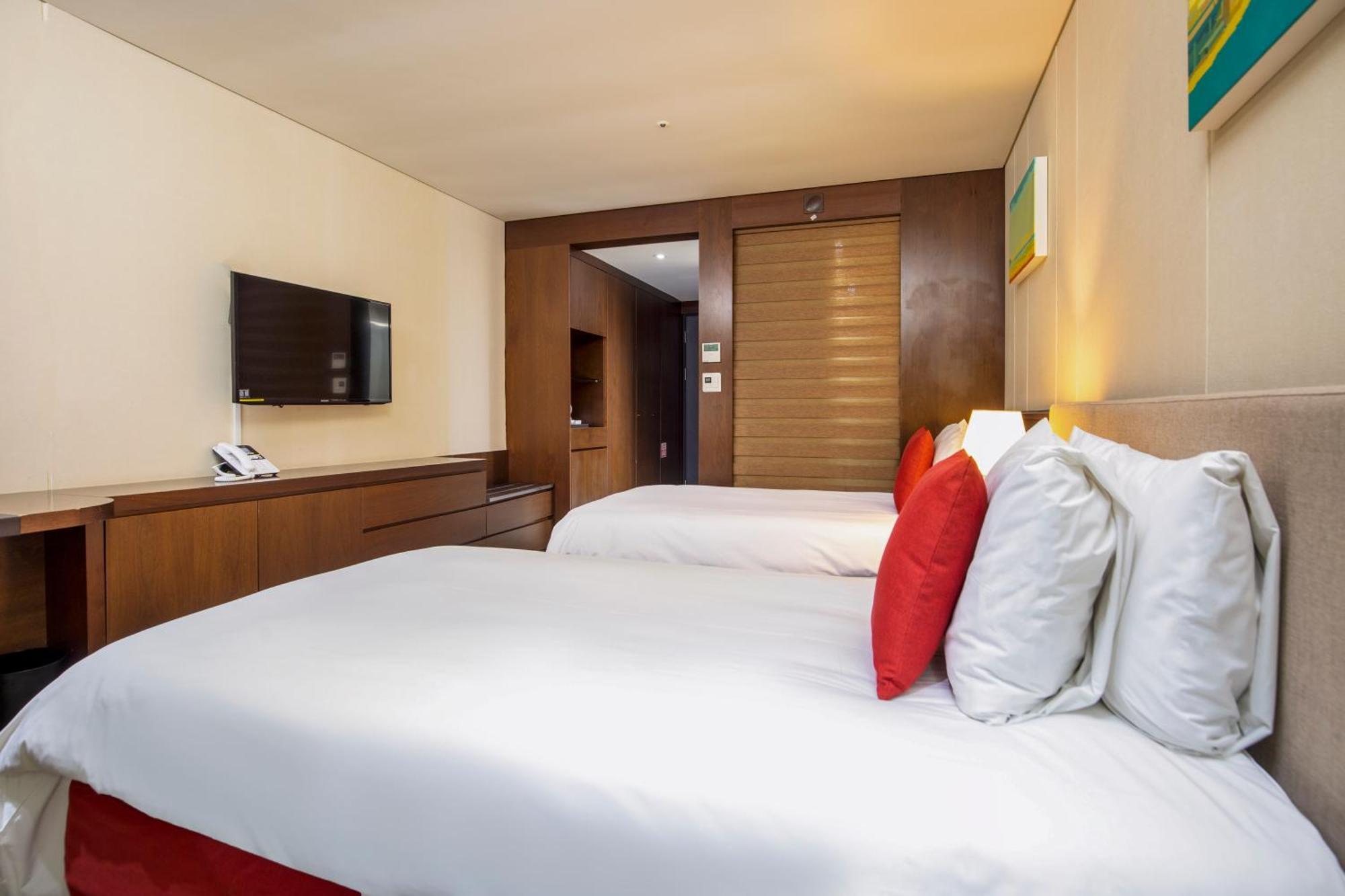 Ramada By Wyndham Jeju Hamdeok Hotel Buitenkant foto